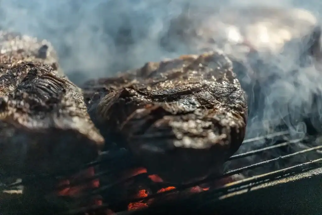 שילוב בין עמדות גריל פעילות לסעודות חג מסורתיות